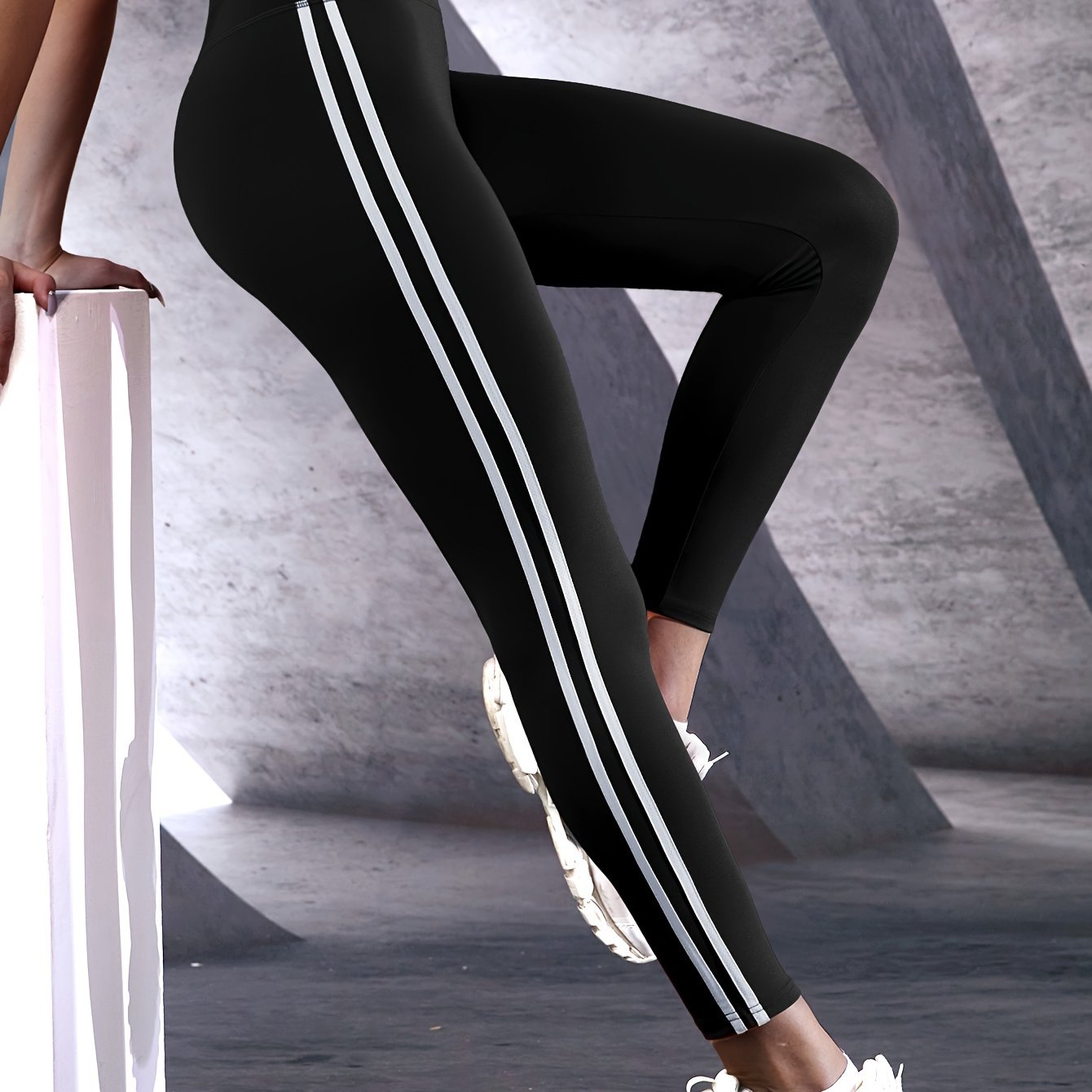 Nina | Yoga leggings with high waistband and moisture-wicking material - 07/112024 1 - DYAVOR®